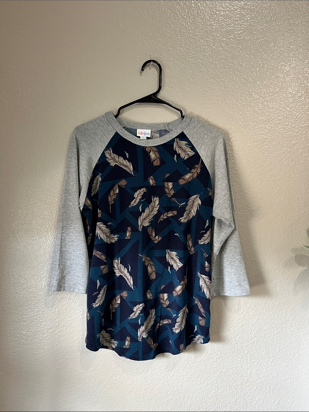 LuLaRoe Navy Feather Print Raglan Top with Gray Trim Sz M Comfy Casual Boho Chic